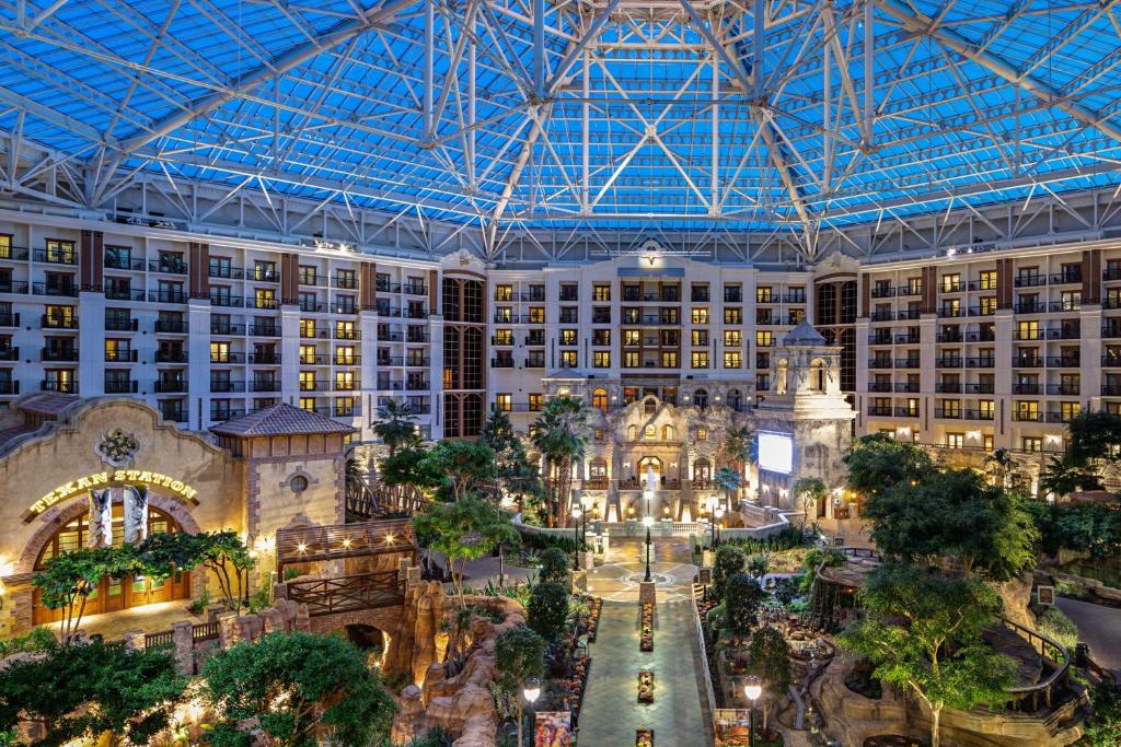 6 of the Best Staycation Destinations in Dallas; Lindsay Taylor Real Estate Group; Dallas Texas Realtor; Texas State Parks; Gaylord Texan Resort